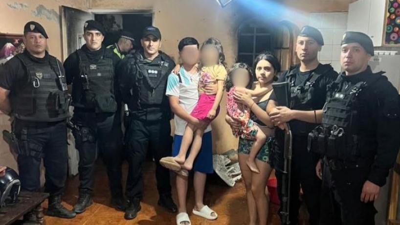 La Policía de Tucumán rescató a cuatro jóvenes que dormían mientras su casa se incendiaba