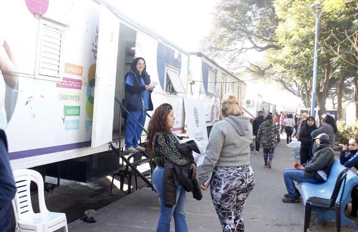 Controles, vacunas y atención médica en Plaza Lola Mora