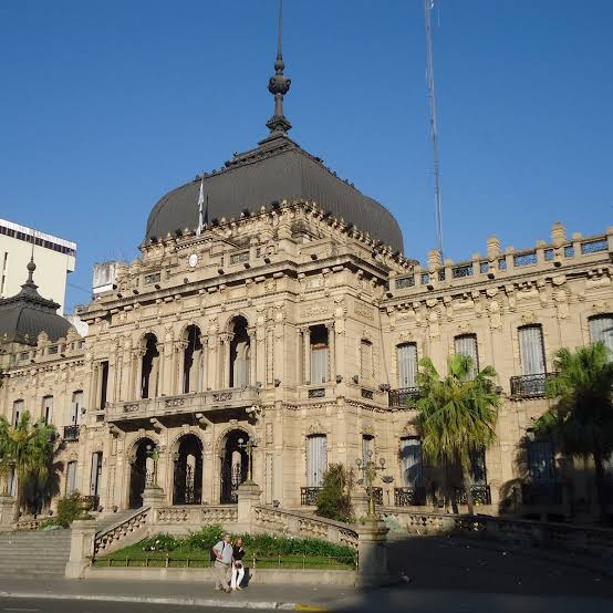 Mientras otras provincias se endeudan, Tucumán sostiene una administración con compromisos mínimos