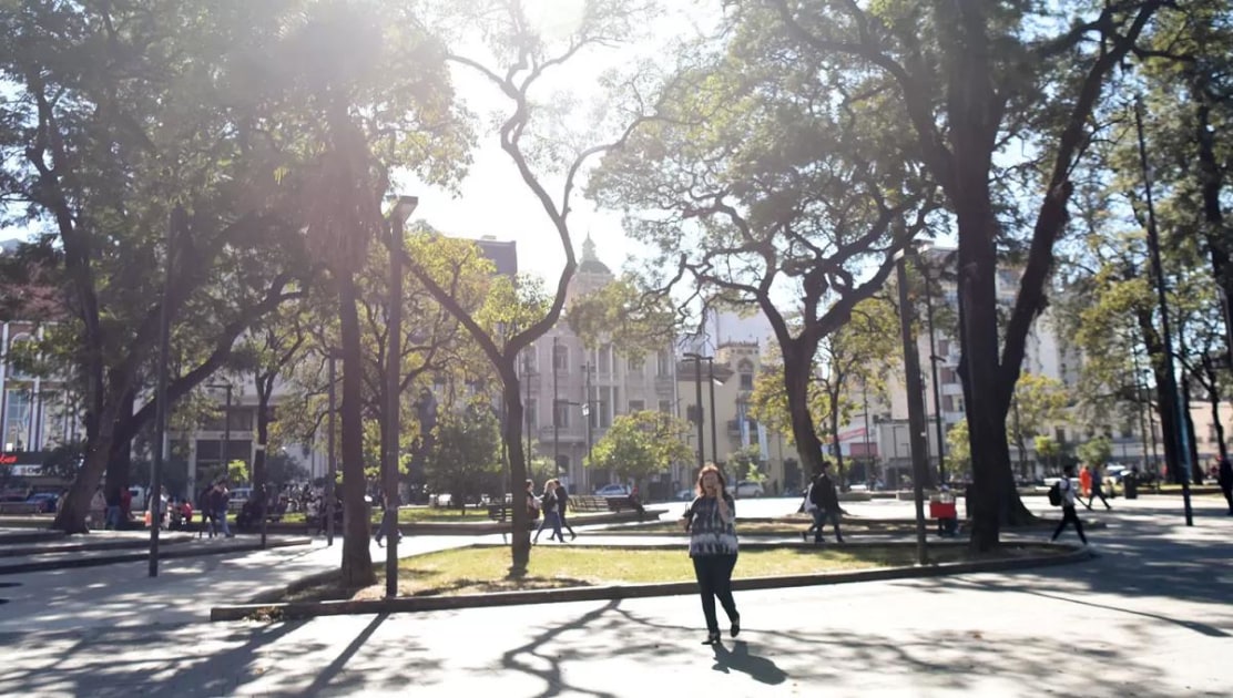 Clima en Tucumán: el viento Zonda eleva la temperatura este sábado, pero el frío volverá en las próximas horas