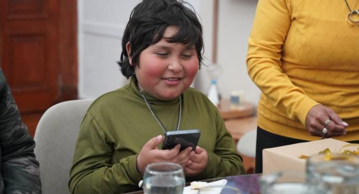 “El martes vuelve a la escuela”: Uriel conmovió a todos, recibió la ayuda que necesitaba y festejó cantando “Toro mañero”
