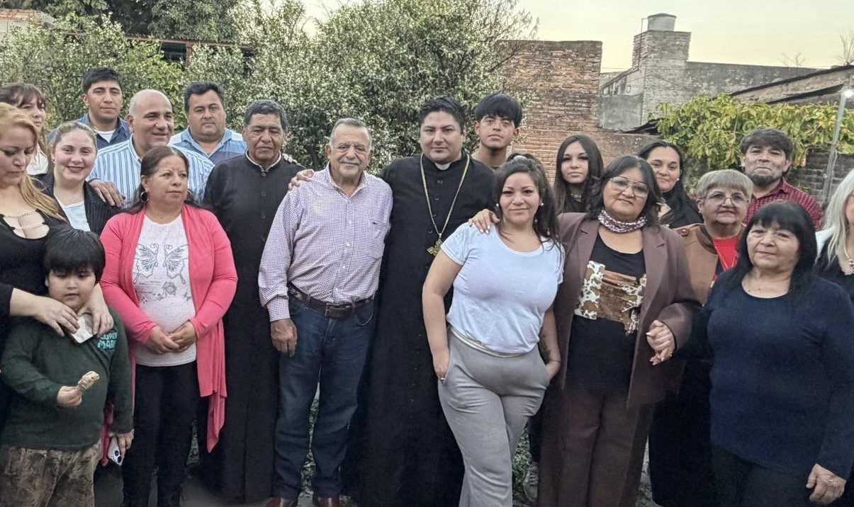 ¡Manzur fue a “unir al peronismo” y terminó rodeado de “curas truchos”!