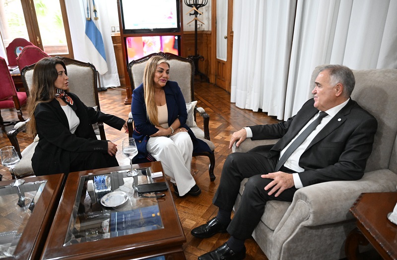 "La más maravillosa música" para Jaldo: La Bomba Tucumana llegó a Casa de Gobierno y el Gobernador le abrió la puerta