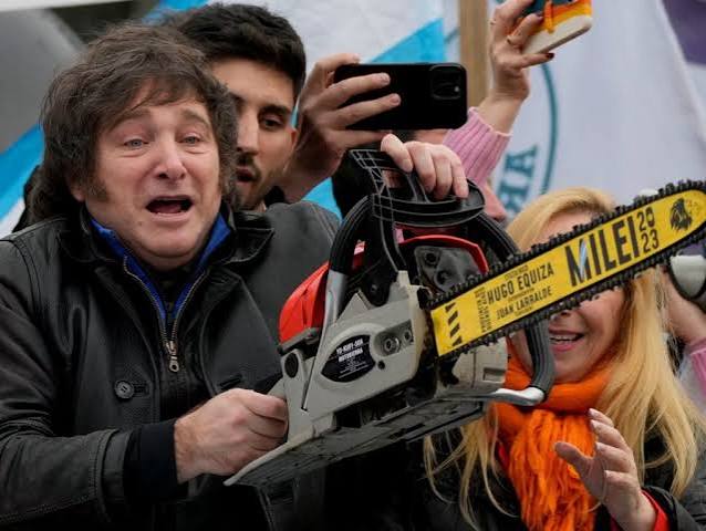 Día del Ñoqui Libertario: motosierra para todos, cargos para los propios